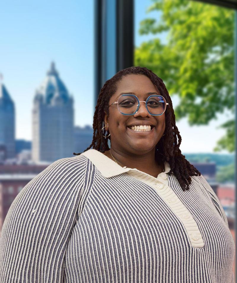 Lola Roberts headshot